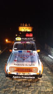 Le véhicule de Cathel BOYER et Aurélien FAVIER prend la pose pour TF2i à Monbazillac en attendant le départ du 4L Trophy 2017