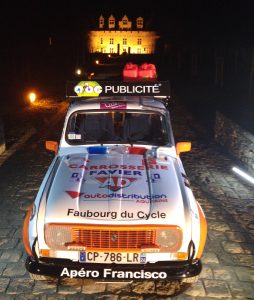 Le véhicule de Cathel BOYER et Aurélien FAVIER prend la pose pour TF2i à Monbazillac en attendant le départ du 4L Trophy 2017